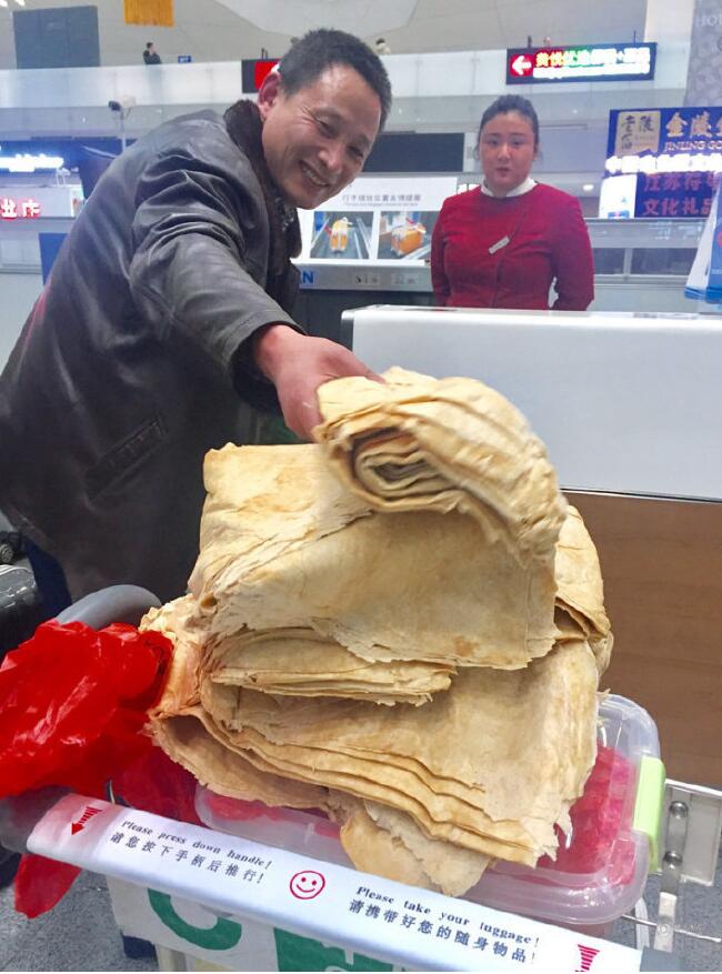 成都“煎饼大叔”感慨走红超重煎饼:那是不可辜负的母爱