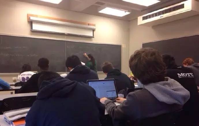 年轻多金真学霸男主人设的他为何“换女如换衣”？