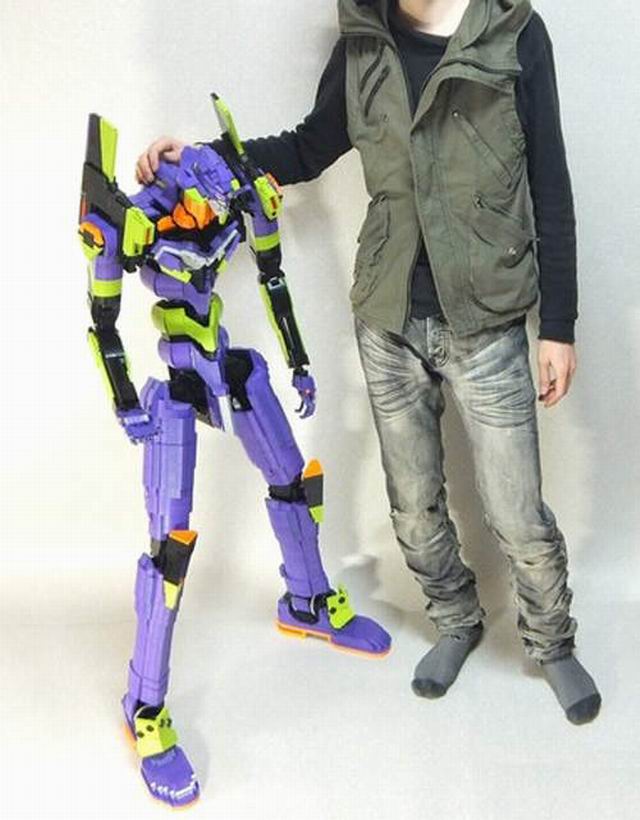 岛国手工帝花3年时间打造与小学生等高的“乐高初号机”