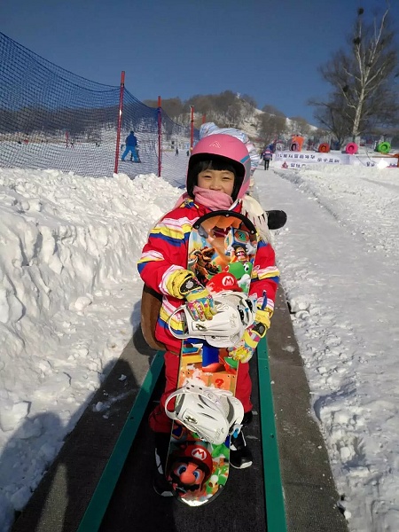 龙江旅游小记者杨若廷:平山神鹿滑雪场的单板滑雪之旅