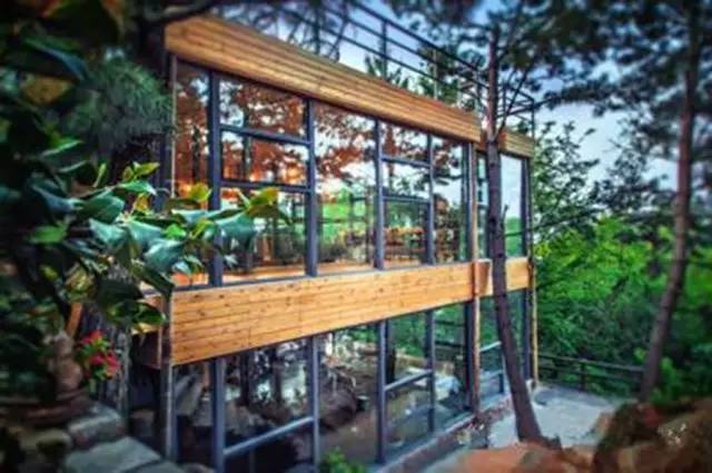 在被称做“东方瑞士”的仙境，她盖了一座令人心境荡漾的房子，森林与大海都在后花园里