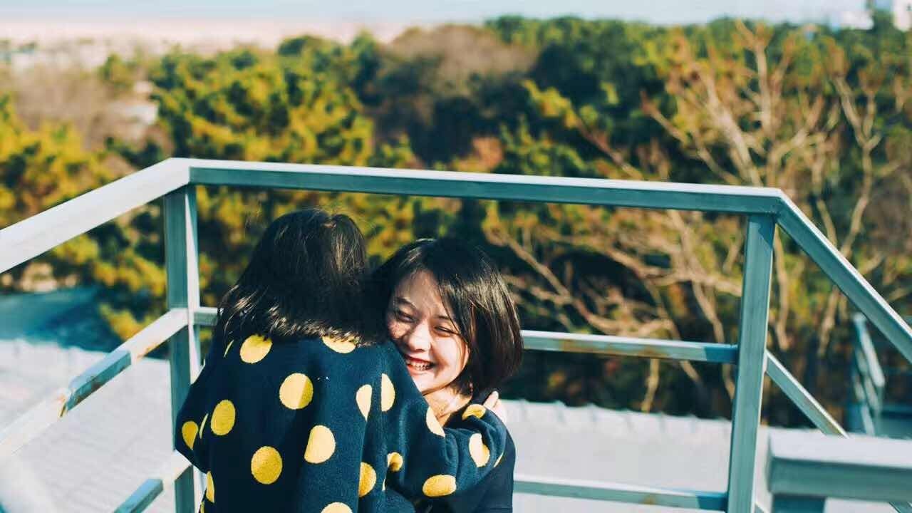 在被称做“东方瑞士”的仙境，她盖了一座令人心境荡漾的房子，森林与大海都在后花园里