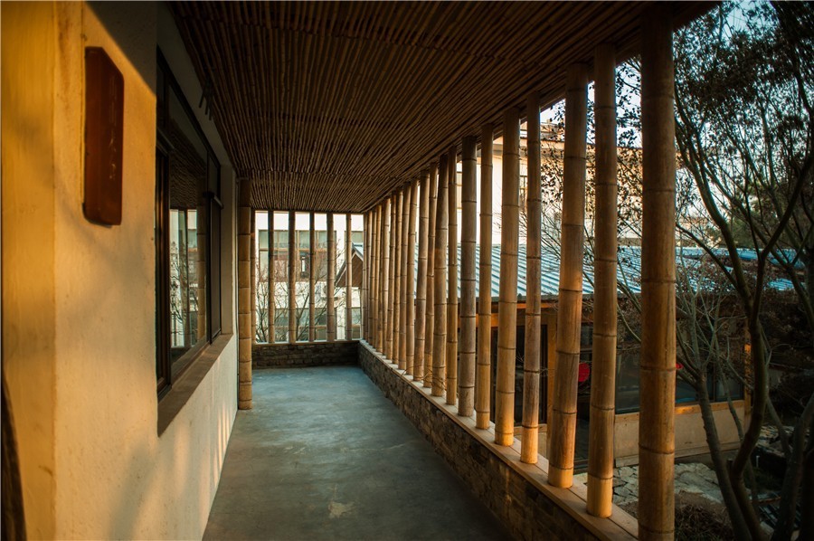 在被称做“东方瑞士”的仙境，她盖了一座令人心境荡漾的房子，森林与大海都在后花园里