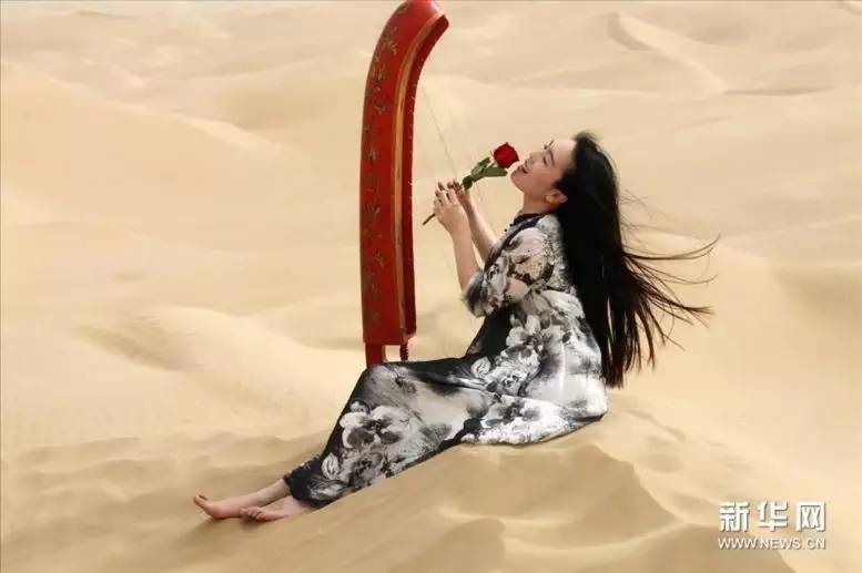 且末箜篌形象大使央视元宵晚会演奏箜篌