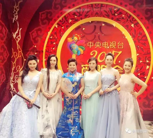 且末箜篌形象大使央视元宵晚会演奏箜篌