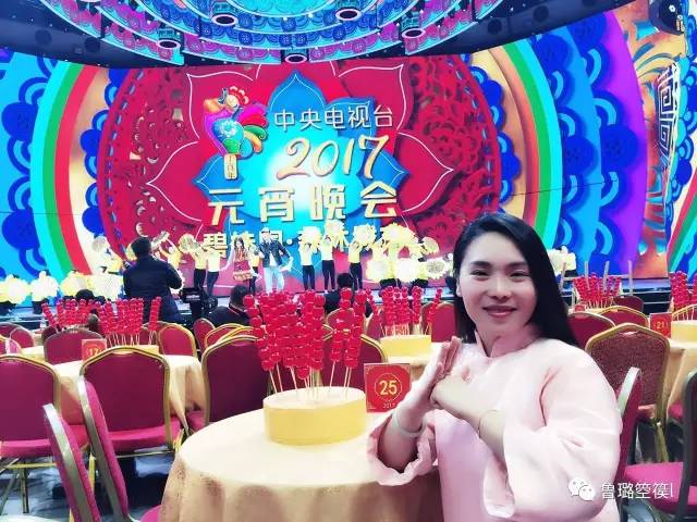 且末箜篌形象大使央视元宵晚会演奏箜篌