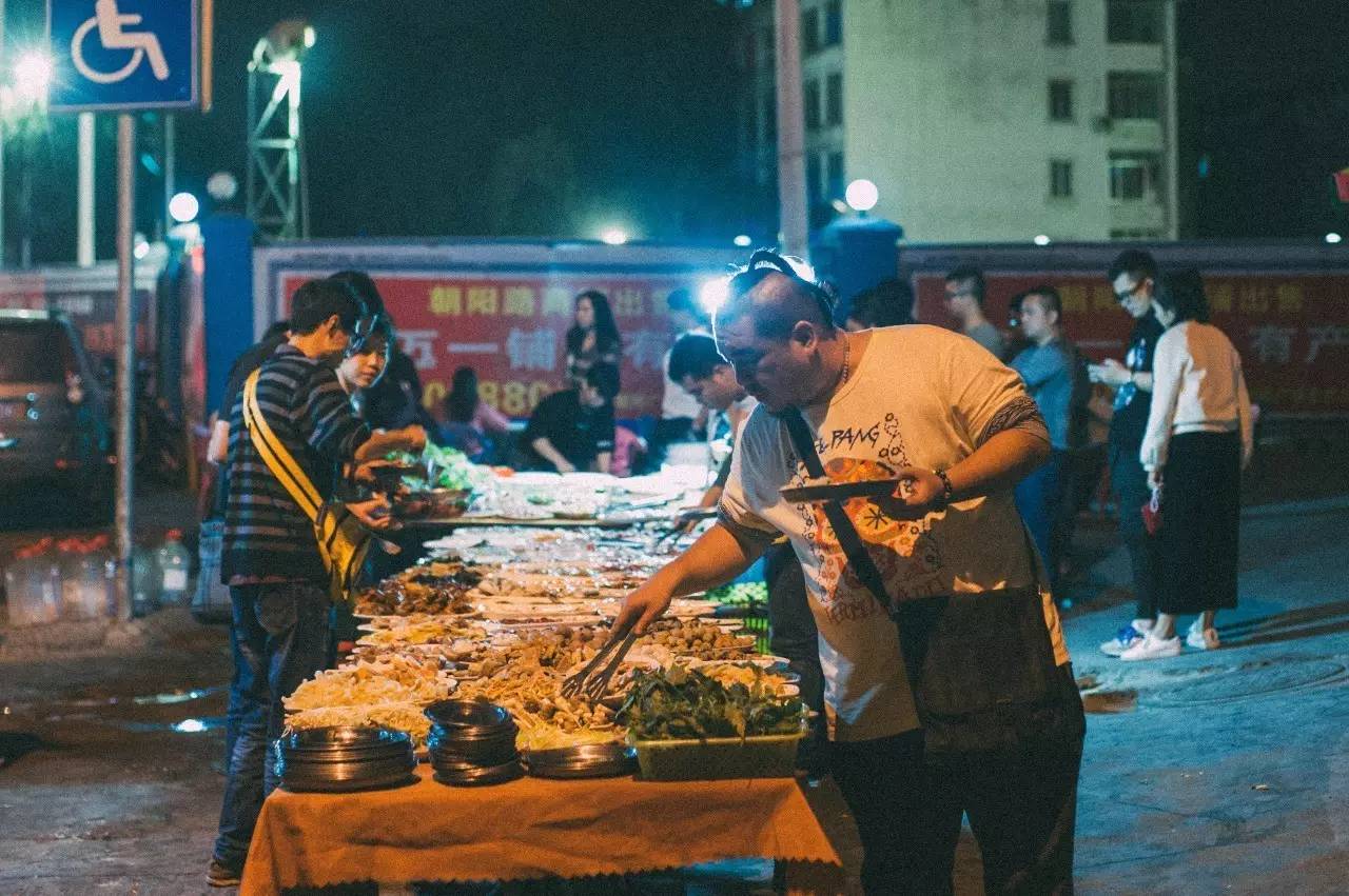 南宁夜晚摆摊生料粉,南宁柳沙夜市网红生料粉