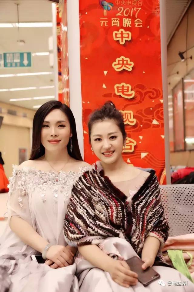 且末箜篌形象大使央视元宵晚会演奏箜篌