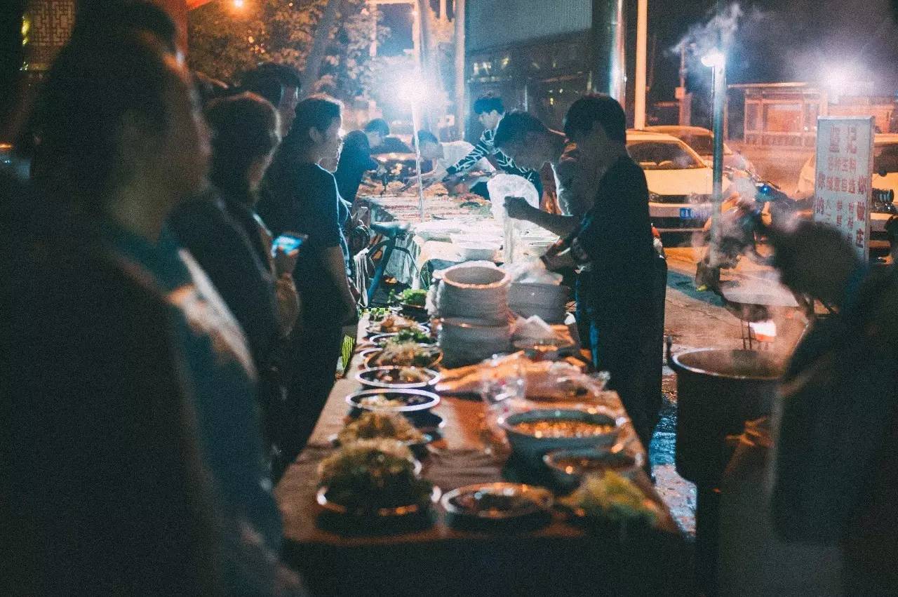 南宁夜晚摆摊生料粉,南宁柳沙夜市网红生料粉