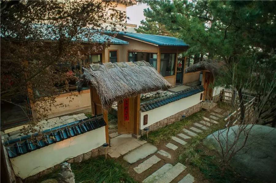 在被称做“东方瑞士”的仙境，她盖了一座令人心境荡漾的房子，森林与大海都在后花园里