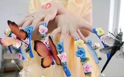 老师给幼儿剪指甲不小心剪到手,幼儿园小孩被老师剪指甲流血