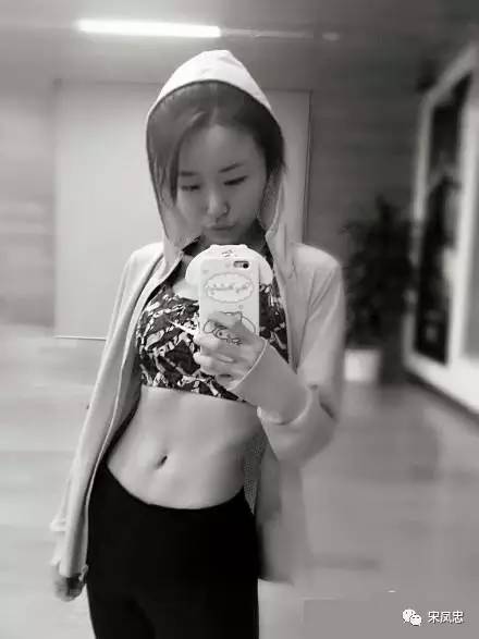 情人节充话费送对象喽丨柔妹子扭出联通LOGO来