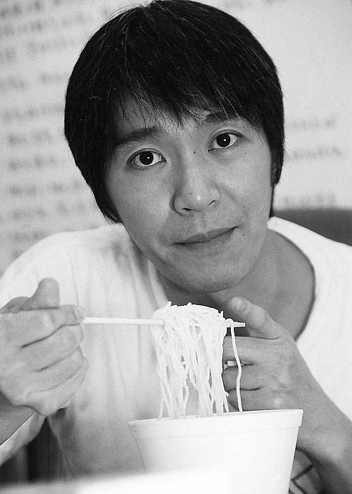 干过跑堂、做过苦工、50岁时众叛亲离……他一生都在拍悲剧，却被我们错认是喜剧