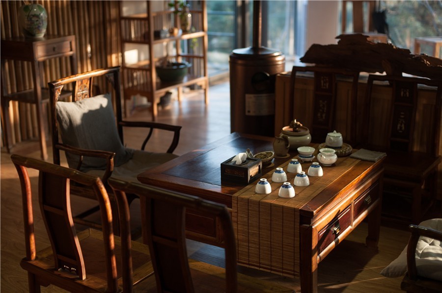 在被称做“东方瑞士”的仙境，她盖了一座令人心境荡漾的房子，森林与大海都在后花园里