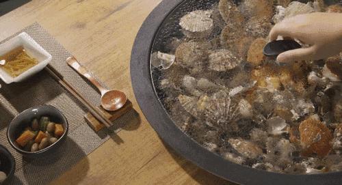 在被称做“东方瑞士”的仙境，她盖了一座令人心境荡漾的房子，森林与大海都在后花园里