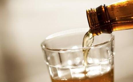 1毛钱换标签,洋泔水秒变大牌!你喝的进口啤酒很可能是这么来的……