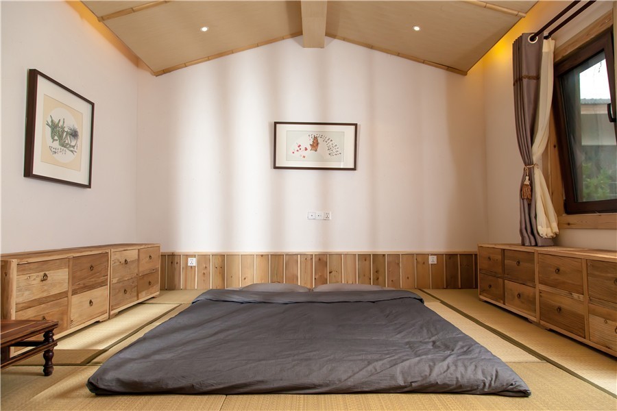 在被称做“东方瑞士”的仙境，她盖了一座令人心境荡漾的房子，森林与大海都在后花园里