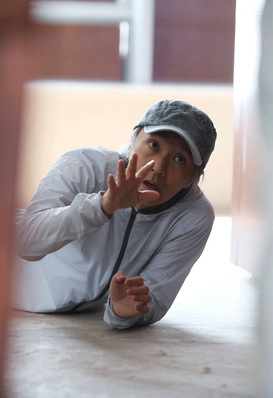 干过跑堂、做过苦工、50岁时众叛亲离……他一生都在拍悲剧，却被我们错认是喜剧