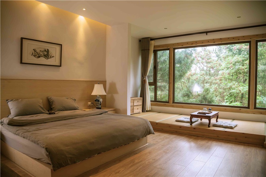 在被称做“东方瑞士”的仙境，她盖了一座令人心境荡漾的房子，森林与大海都在后花园里