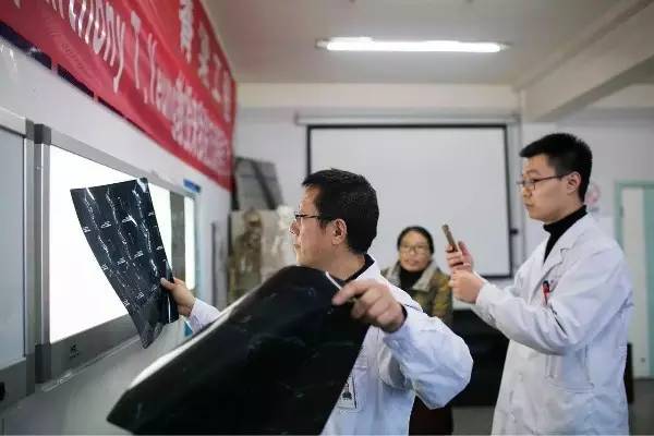 四川成都医生梁益建,梁益建感人事件