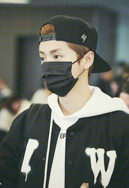 鹿晗罕见机场秀潮人装扮帅气十足,鹿晗走秀款gucci