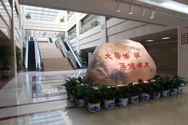 左边圆明园,右边颐和园,前边海淀公园,紧挨着北大和清华,厉害了word西苑医院|再发现西苑医院的十大理由