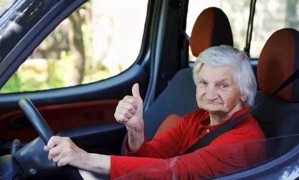 老司机教你三招学会倒车神技,新手学会一招汽车右拐弯永不剐蹭