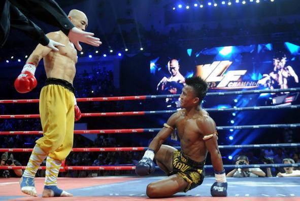 一龙致敬成龙,赞大哥最能打,不用替身险丧命,KO播求可成一哥