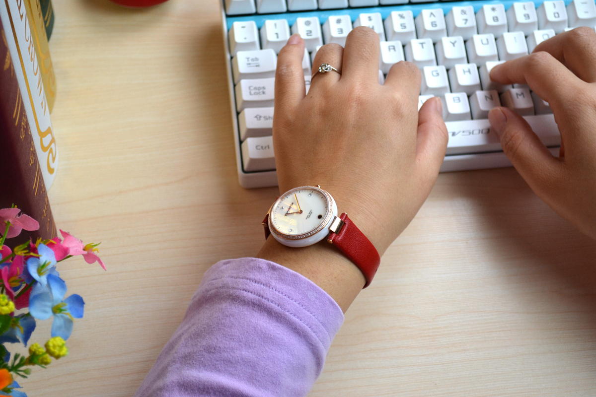 有水晶有钻石，能测UV会自拍，续航8个月，为妹子而生的智能表