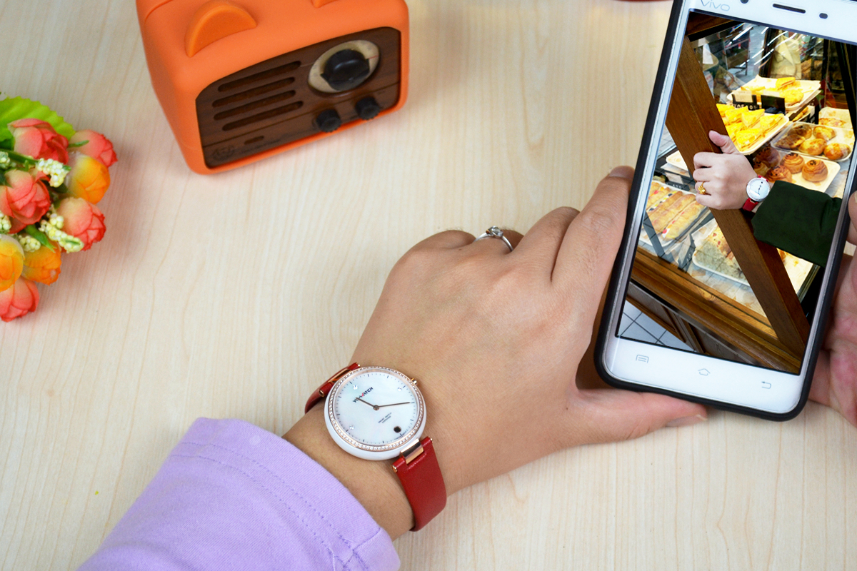 有水晶有钻石，能测UV会自拍，续航8个月，为妹子而生的智能表