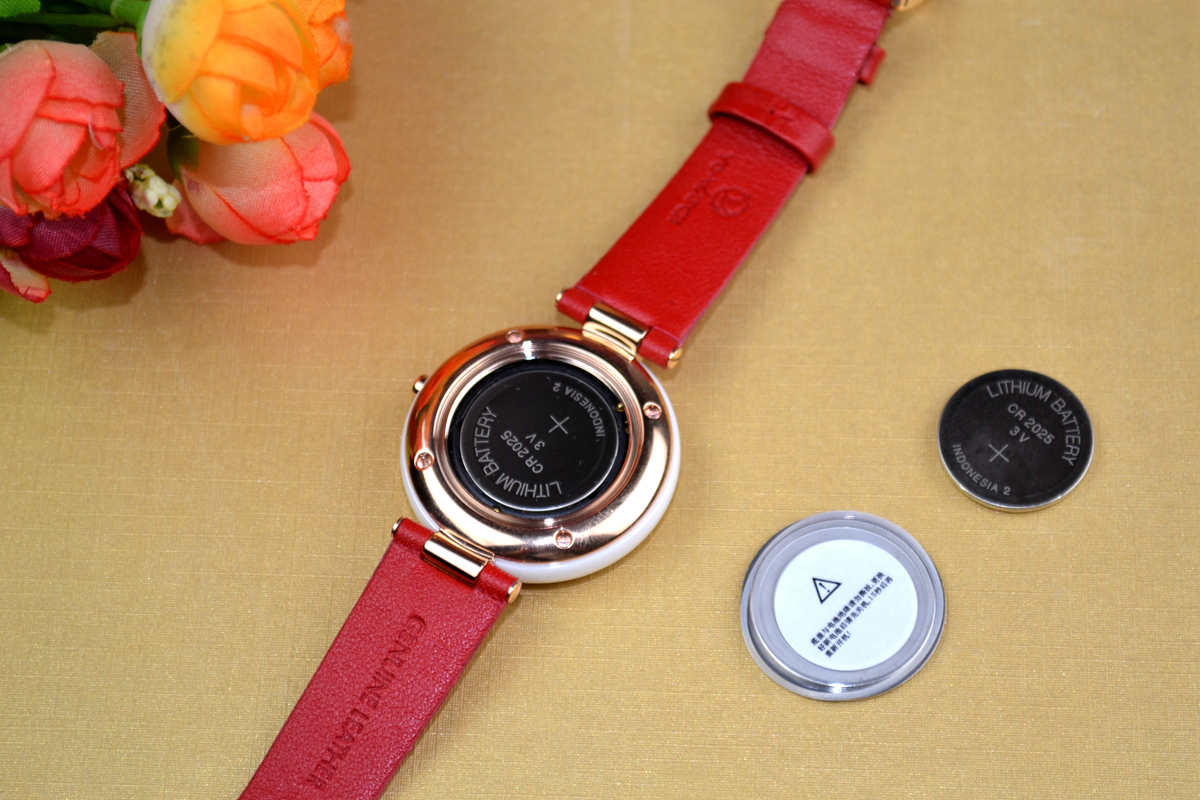 有水晶有钻石，能测UV会自拍，续航8个月，为妹子而生的智能表