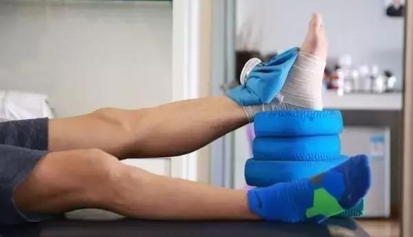 冻天运动扭伤脚踝正确处理方法,冬天运动脚踝扭伤怎么办