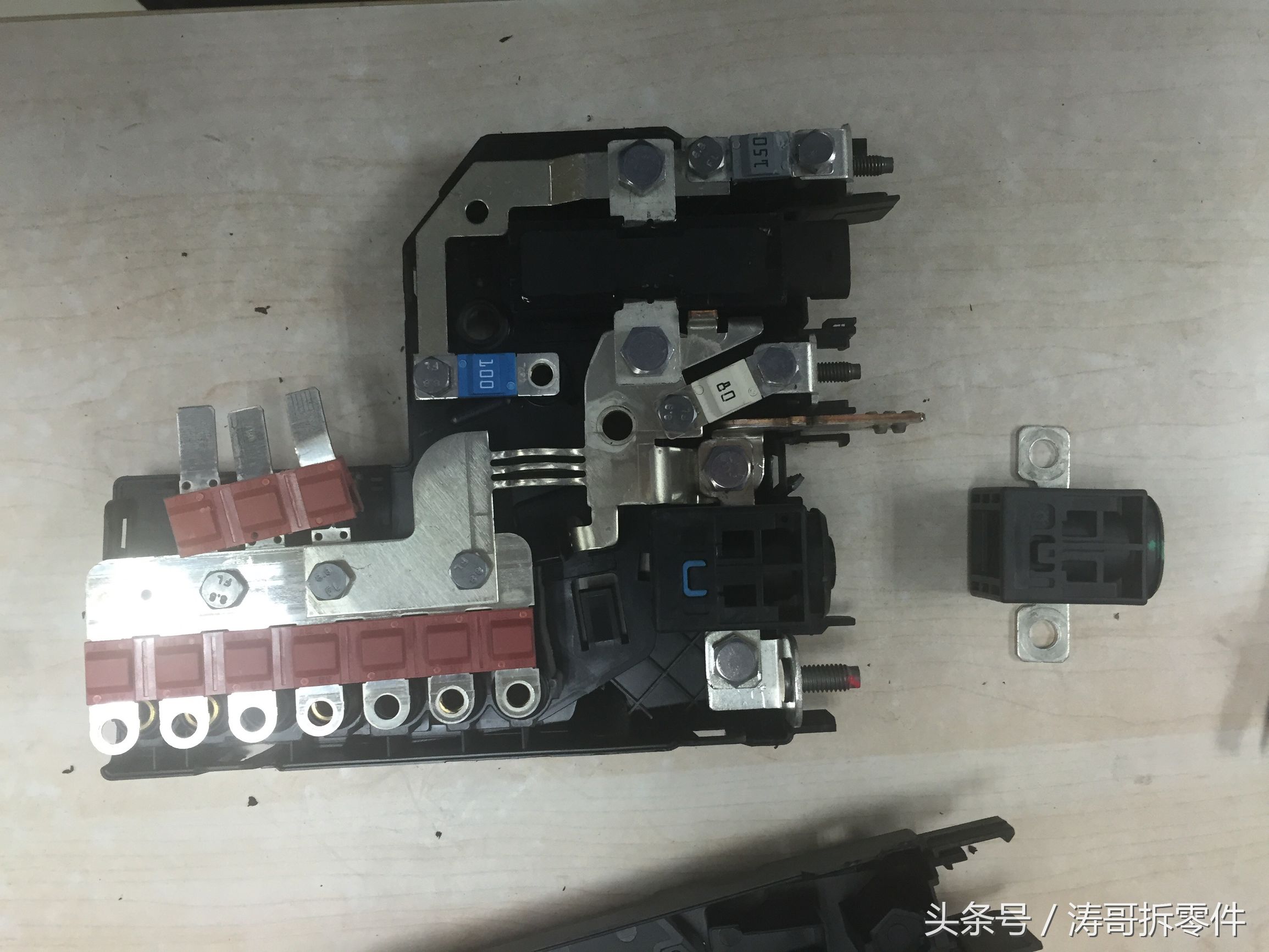 奔驰断电复位教程,奔驰A200玻璃开关怎么拆