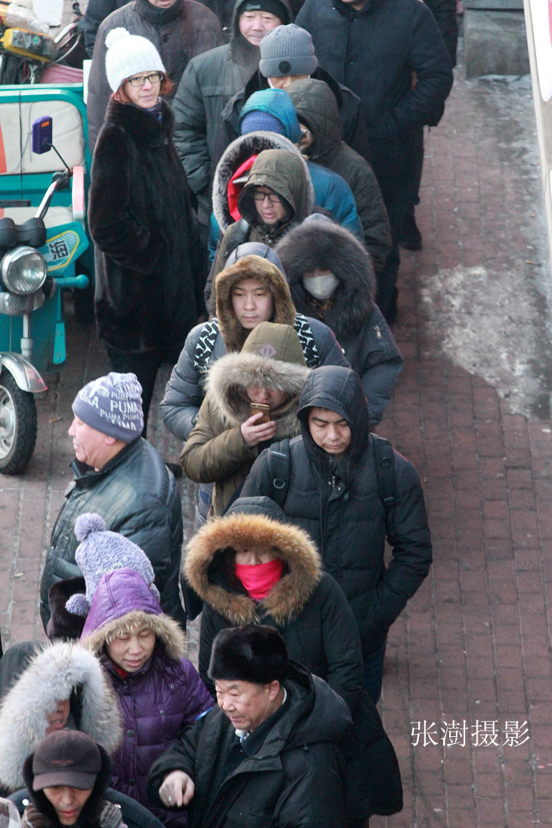民众零下12度寒风中排队,上万民众寒风排队数小时