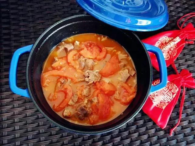 千里奔波只为一年一顿的年夜饭,记忆中的年夜饭人间至味是团圆