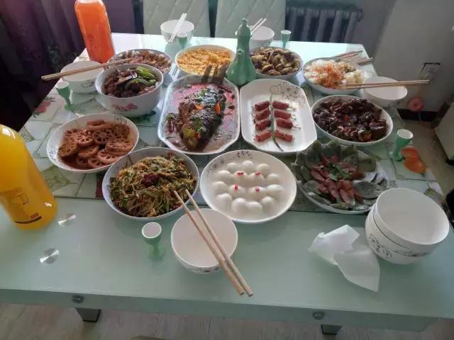 千里奔波只为一年一顿的年夜饭,记忆中的年夜饭人间至味是团圆