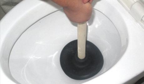 马桶堵住冲不下去怎么办,马桶堵住了的最快解决办法