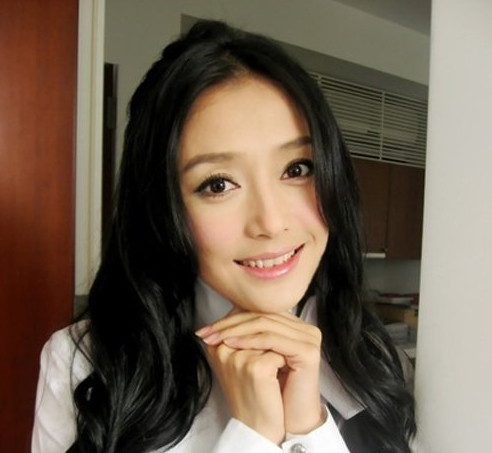 秦岚因整容遭到网友的吐槽如今她终于又瘦了下来美出新高度