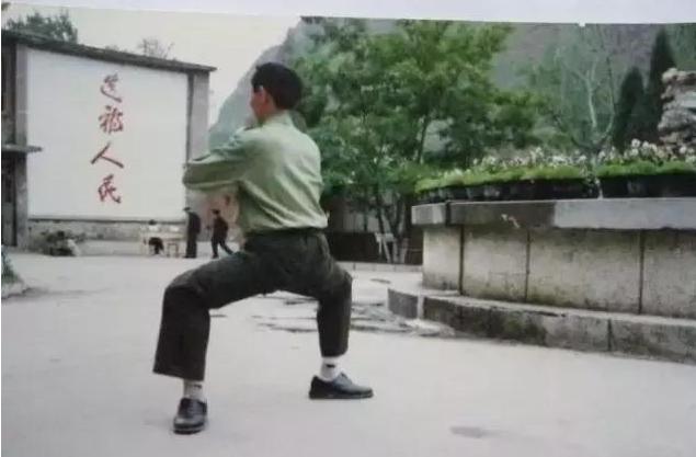 李华伟蹲墙松腰,李华伟健身教练