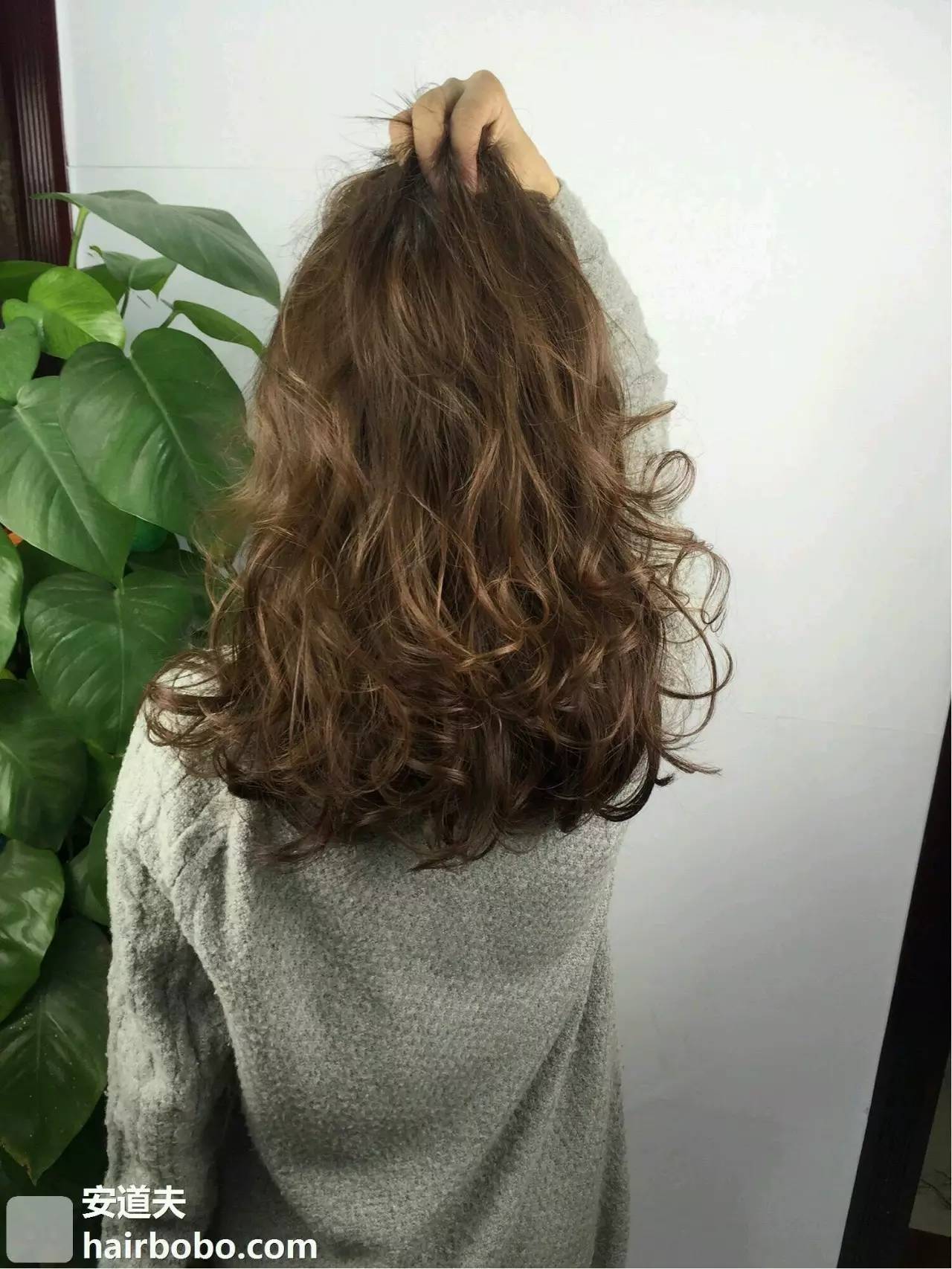 担心新染的头发掉色用什么洗发水,染过深色的头发想染出雾感发色