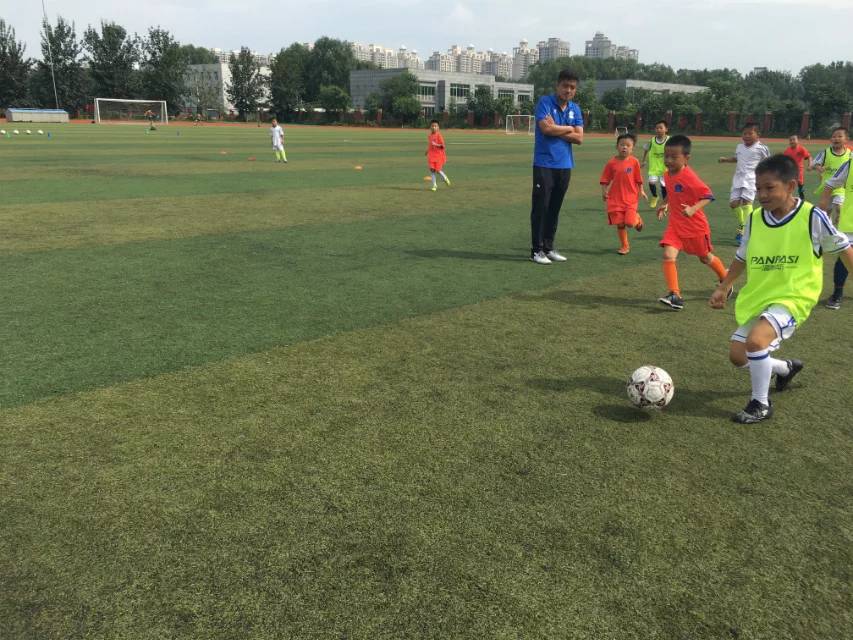 足球点燃全场的瞬间,点燃足球激情