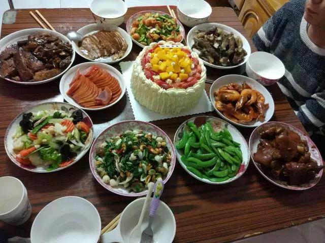 千里奔波只为一年一顿的年夜饭,记忆中的年夜饭人间至味是团圆