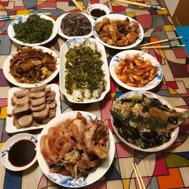 千里奔波只为一年一顿的年夜饭,记忆中的年夜饭人间至味是团圆