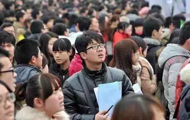 赚钱的底层逻辑到底是什么呢,不懂赚钱逻辑你永远是社会最底层