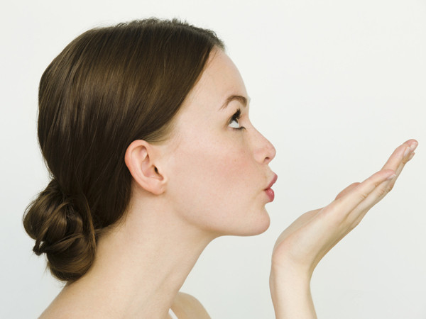 底妆有瑕疵又浮粉,脸出油底妆浮粉