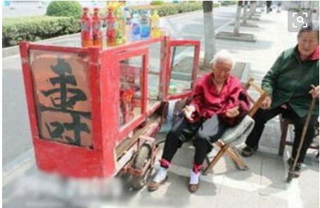 客车上路祸在眼前，老太支招，一件上衣化解血光之灾！