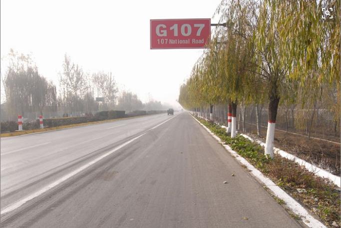 客车上路祸在眼前，老太支招，一件上衣化解血光之灾！