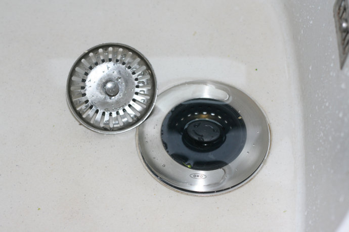 厨房洗菜盆总是溅水怎么办,厨房洗菜盆排水管如何防止溢水