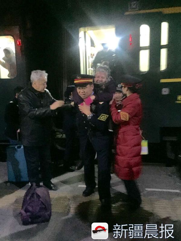 除夕夜两岁娃火车上发高烧列车长给娃物理降温细心照料