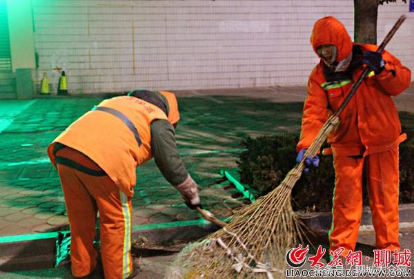 网络媒体走转改之环卫工人凌晨四点上街,期盼早回家与家人团聚